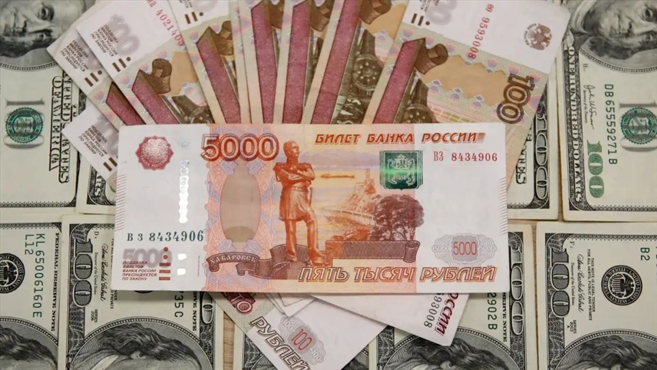 Theo sắc lệnh ngày 4.5, người Nga đi vay bằng ngoại tệ có thể trả nợ bằng đồng rúp. Ảnh: Getty