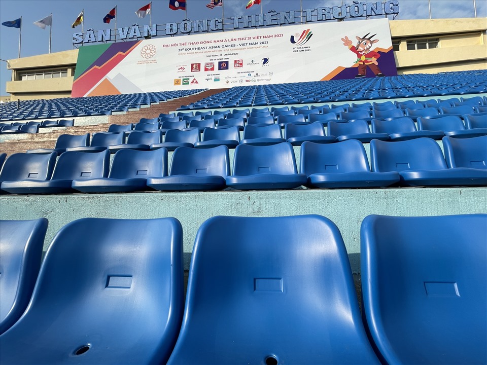 Toàn bộ ghế ở khán đài B đã được thay mới để phục vụ công tác tổ chức các trận đấu tại SEA Games 31.