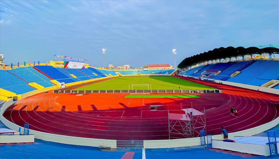 Sân vận động Thiên Trường thay áo mới chào đón SEA Games 31 - Ảnh 2. Sân Thiên Trường có sức chứa hơn 20.000 khán giả. Vừa qua, tỉnh Nam Định đã đầu tư khoảng 25 tỷ đồng cho công tác sửa chữa, nâng cấp sân vận động để phục vụ SEA Games 31. Đến nay, hầu hết các công tác chuẩn bị phục vụ sự kiện đã hoàn thành.