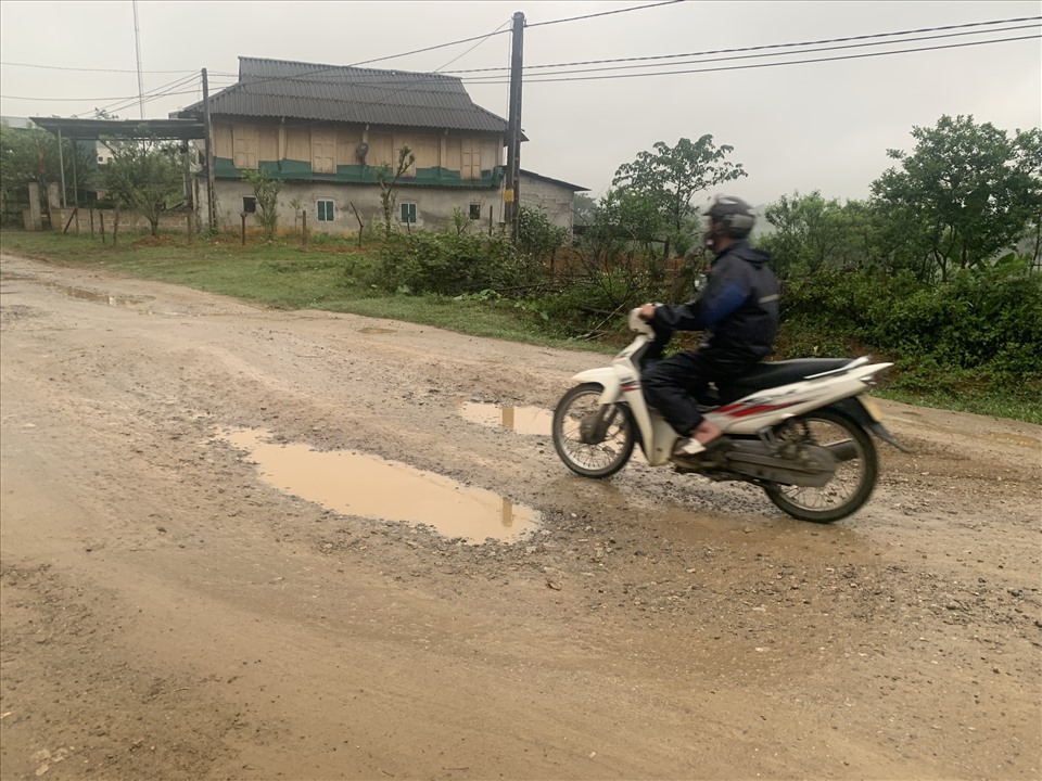 Trên đường này xuất hiện nhiều ổ voi, ổ gà bị đọng nước.