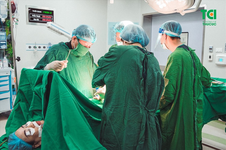 Các bác sĩ tại Bệnh viện ĐKQT Thu Cúc đang tiến hành cắt khối u xơ tử cung cho bệnh nhân Nguyễn Thị Hòa.
