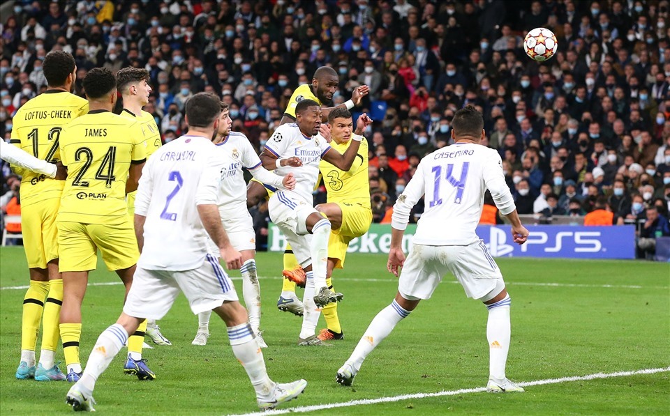 ặp đương kim vô địch Chelsea ở tứ kết, Real Madrid dù giành chiến thắng 3-1 ở lượt đi nhưng đứng trước viễn cảnh bị loại nếu như trận lượt về kết thúc ngay ở phút 80! Chưa bao giờ trải qua những thời khắc nghẹt thở đến thế sau khi để cho Chelsea dẫn trước 3 bàn trong 75 phút đầu tiên.