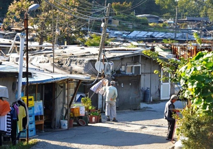 Khu ổ chuột Guryong nằm ngay ở Seoul. Ảnh: AFP