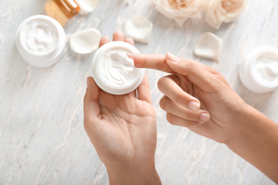 Kem dưỡng ẩm mang lại nhiều tác dụng có ích cho làn da nếu được dùng thường xuyên. Ảnh: Xinhua