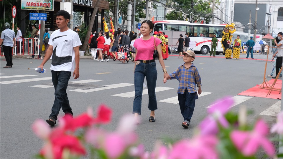 Ðặc biệt, trong tối 30-4, UBND quận Ninh Kiều đã tổ chức lễ ra mắt thí điểm tuyến phố đi bộ Ninh Kiều với nhiều hoạt động văn hóa, văn nghệ và vui chơi giải trí hấp dẫn, như đờn ca tài tử, biểu diễn nhạc cụ, trò chơi dân gian, dancesport, hoạt náo đường phố… thu hút hàng ngàn lượt khách.