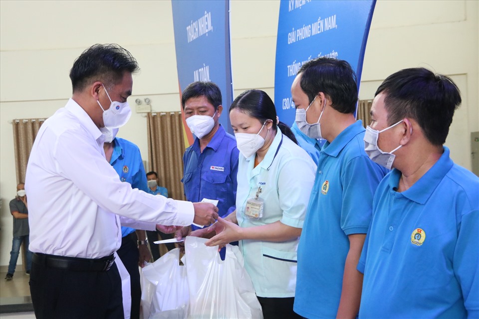 Ông Nguyễn Lộc Hà - Phó Chủ tịch UBND tỉnh Bình Dương trao hỗ trợ CNLĐ khó khăn.