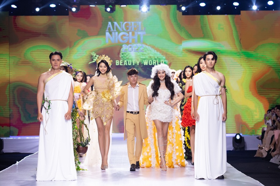 Tham gia Angel Night Fashion Show 2022, nhà thiết kế Tommy Nguyễn trình làng 2 bộ sưu tập được anh ấp ủ từ lâu. Cụ thể, Giấc mơ hoa gồm những thiết kế độc đáo mang hơi thở thiên nhiên, gửi gắm thông điệp bảo vệ môi trường.