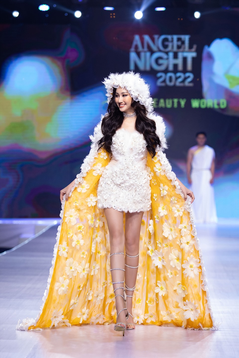 Đoàn Hồng Trang cũng là cái tên thu hút sự chú ý trên sàn diễn Angel Night Fashion Show 2022. Ngoài nhan sắc xinh đẹp, cô còn gây chú ý bởi những bước catwalk uyển chuyển khi diện những thiết kế độc đáo của Tommy Nguyễn.