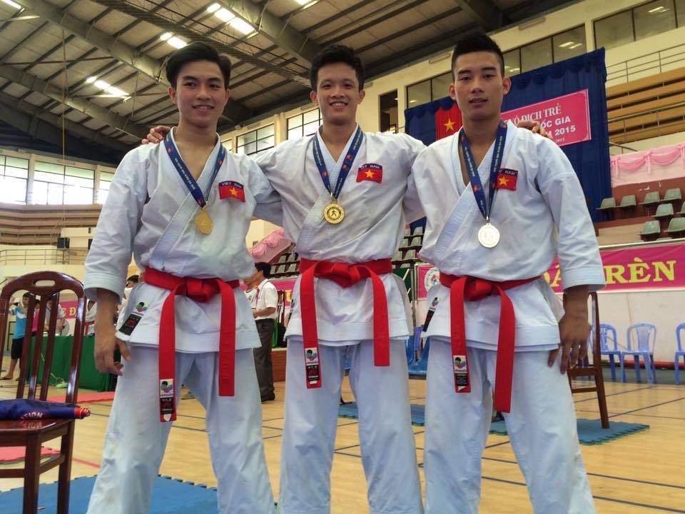 Giang Việt Anh (đứng giữa) và các đồng đội tham gia thi đấu tại các giải Karate trong nước. Ảnh: NT
