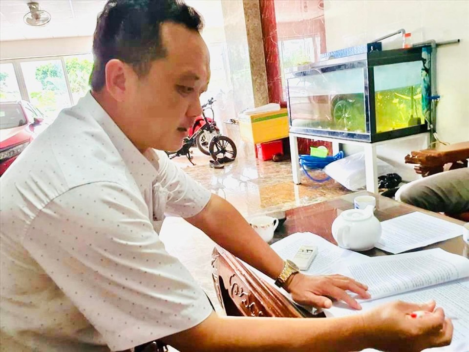 Ông Trần Thanh Bình - người thắng kiện UBND huyện Phước Long, tỉnh Bạc Liêu ở hai cấp tòa - trình bày với phóng viên Báo Lao Động. Ảnh: Nhật Hồ