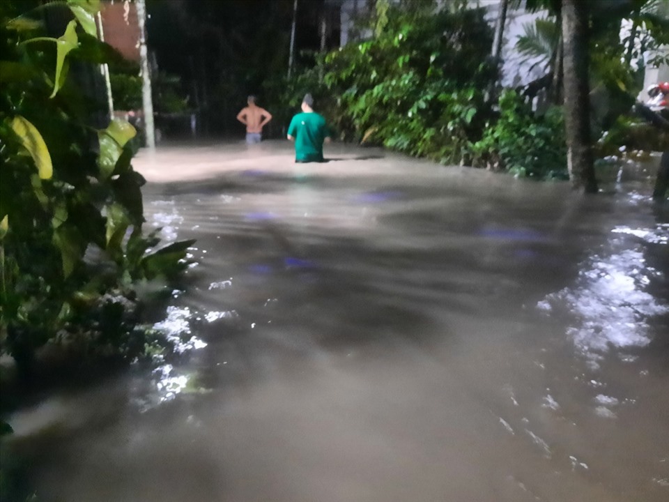 Nước dâng cao tràn vào khu phố Thạnh Lộc.