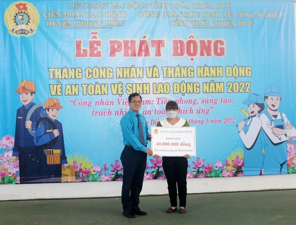 Ông Lê Minh Nhân - Chủ tịch LĐLĐ Thừa Thiên Huế trao tặng “Mái ấm Công đoàn” cho người lao động khó khăn. Ảnh: TN.