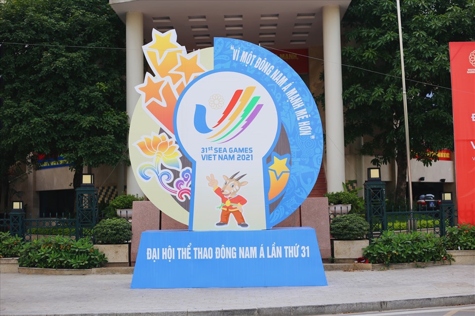 Pano lớn được đặt ngay trước UBND quận Ba Đình. Màn hình LED ngoài trời thường xuyên chiếu hình ảnh đội tuyển U23 Việt Nam. Tất cả đang trong không khí chờ đón SEA Games 31
