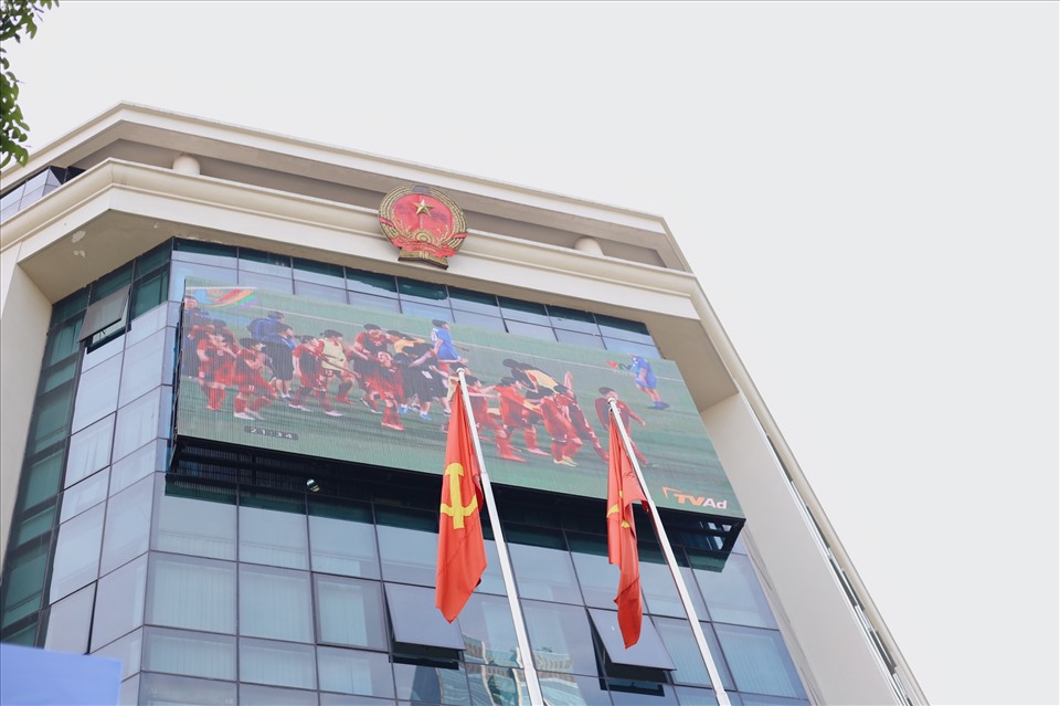 Pano lớn được đặt ngay trước UBND quận Ba Đình. Màn hình LED ngoài trời thường xuyên chiếu hình ảnh đội tuyển U23 Việt Nam. Tất cả đang trong không khí chờ đón SEA Games 31