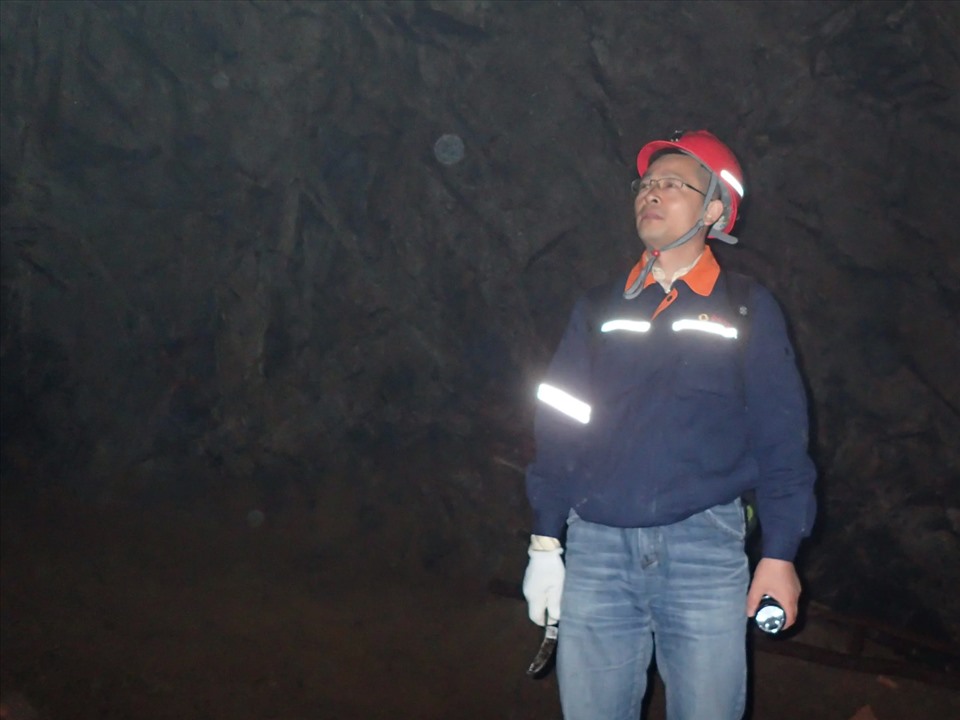 Giáo sư Li Jianwei, Đại học Khoa học Địa chất Trung Quốc ở Vũ Hán, làm việc dưới lòng đất ở mỏ vàng Đông Bình, phía bắc Trung Quốc. Ảnh: Fan Gaohua