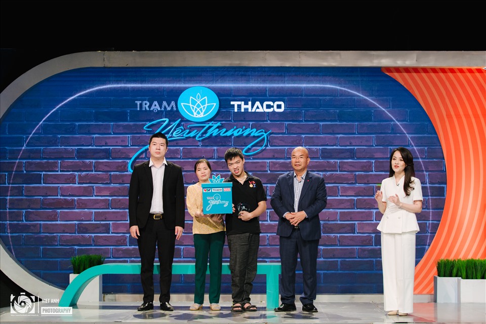 Món quà của chương trình “Trạm yêu thương” sẽ phần nào sẽ giúp Thuận viết tiếp ước mơ. Ảnh: VTV