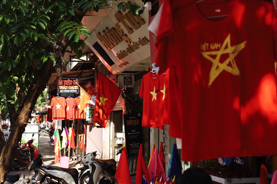Các cửa hàng kinh doanh dụng cụ để cổ vũ lo lắng vì tình trạng người mua ít. Ảnh: Nguyễn Thúy.