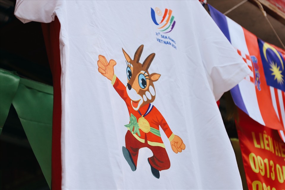Áo SEA Games dao động từ 30.000 – 60.000 đồng, tùy chất liệu và kích cỡ. Ảnh: Nguyễn Thúy.
