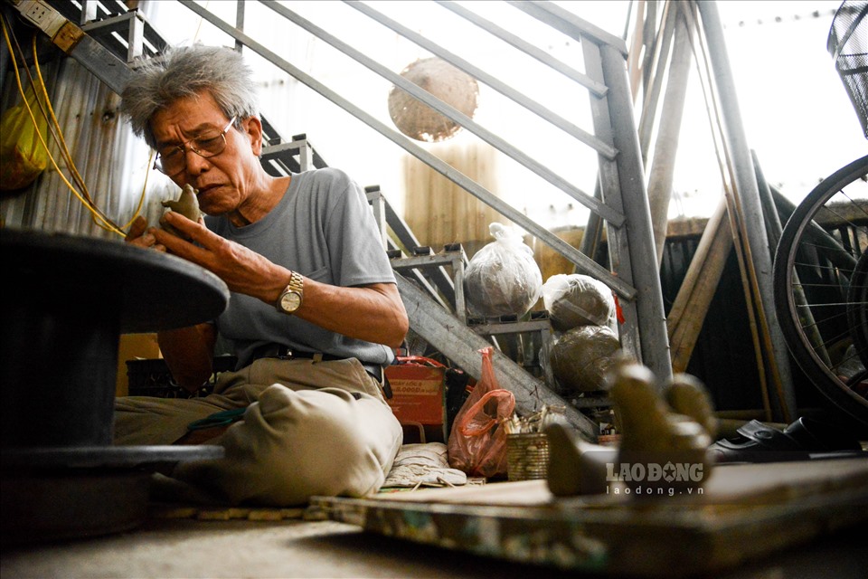 Ông Phùng Đình Giáp (Song Hồ, Bắc Ninh) sinh năm 1952 là nghệ nhân cuối cùng còn làm phỗng đất tại Việt Nam. Ông sinh ra trong một gia đình có truyền thống làm phỗng bằng đất.