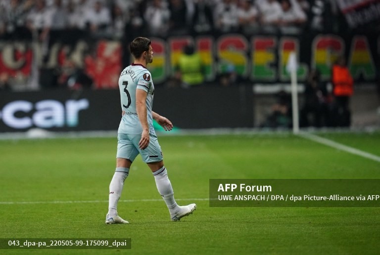 West Ham phải chơi thiếu người ngay từ rất sớm. Ảnh: AFP