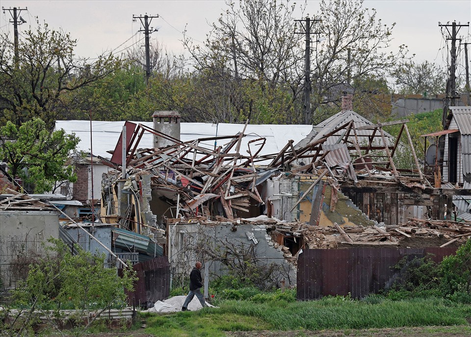 Nhà cửa bị phá hủy ở thành phố Mariupol, Ukraina, ngày 5.5.2022. Ảnh: Reuters