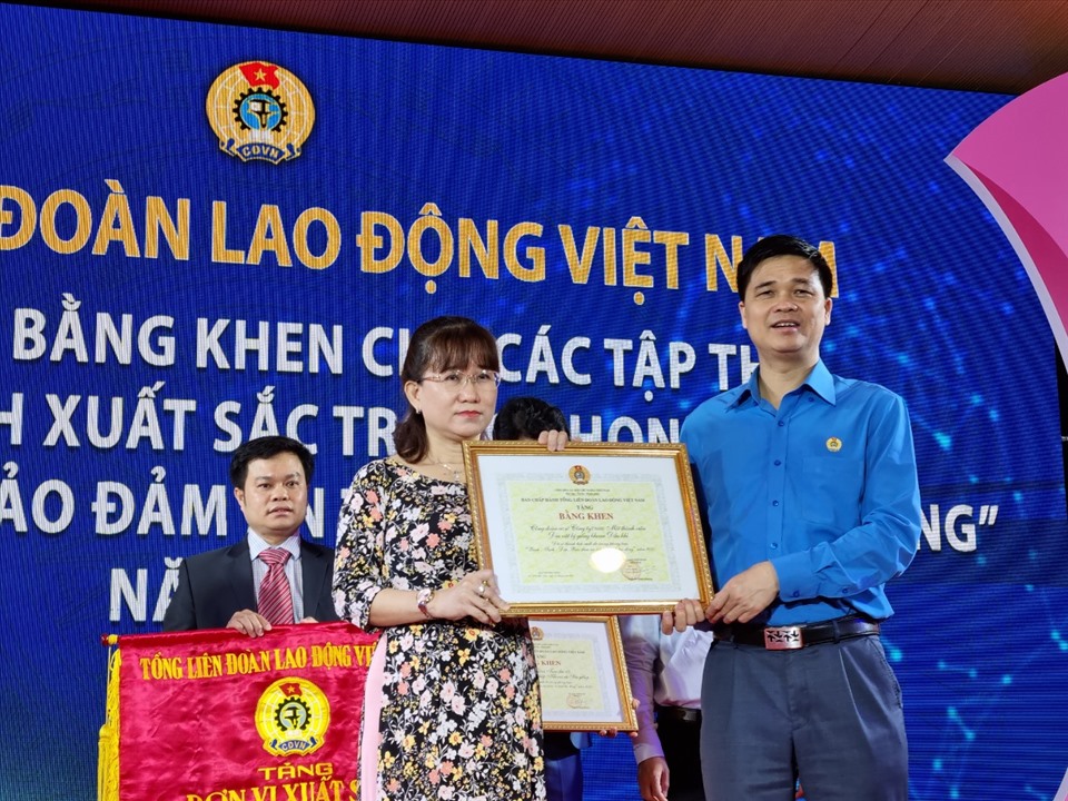 Phó Chủ tịch Tổng LĐLĐ Việt Nam Ngọ Duy Hiểu trao Bằng khen của Tổng LĐLĐ Việt Nam cho các tập thể có thành tích trong phòng trào thi đua. Ảnh: Nam Dương