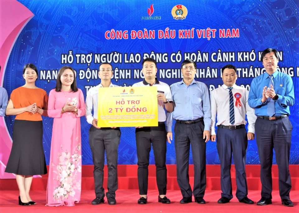 Bà Nghiêm Thùy Lan (thừ hai từ trái qua) - Chủ tịch Công đoàn Dầu khí Việt Nam - trao biều trưng hỗ trợ cho đơn vị có người lao động có hoàn cảnh khó khăn, bị tai nạn lao động, bệnh nghề nghiệp. Ảnh: Nam Dương