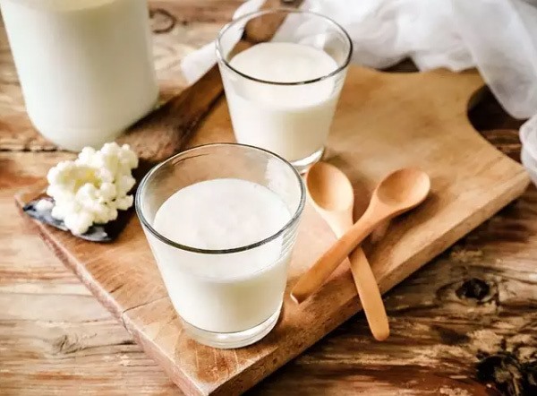 Sữa là một loại thực phẩm cung cấp dinh dưỡng và tăng khả năng hấp thụ cho con người. Khi bổ sung sữa, nam giới sẽ được cung cấp leucine một loại acid amin có vai trò xây dựng cơ bắp.