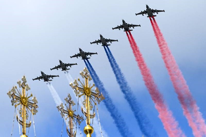 A Sukhoi Su-25 aircraft emits smoke in the colors of the Russian flag as it flies over Moscow during a rehearsal on May 4, 2022.  Photo: AFP