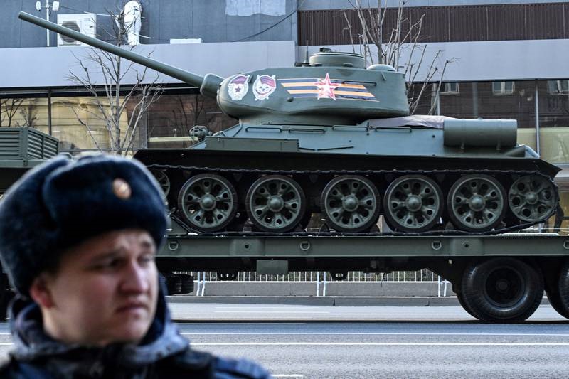 Xe tăng T-34 hướng tới Quảng trường Đỏ để diễn tập. Ảnh: AFP