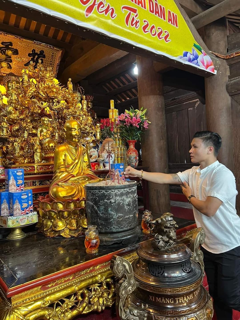 Quang Hải thắp hương lễ Phật.