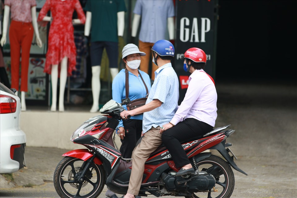 Phe vé có xu hướng bán tháo vé trận U23 Việt Nam - U23 Indonesia. Vé đang chỉ có giá gấp đôi giá niêm yên, đã giảm nhiều so với ngày hôm qua (cao gấp 4 lần). Thậm chí, đã có phe vé tính đến việc bán như giá gốc để thu hồi vốn. Ảnh: Minh Đức