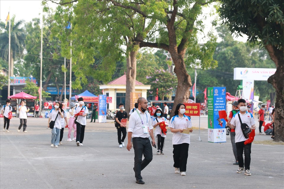 Các học sinh của trường THPT Vũ Thê Lang (Việt Trì, Phú Thọ) đi bán cờ nhận dịp U23 Việt Nam thi đấu tại SEA Games 31. Theo một học sinh chia sẻ, đây là hoạt động ngoại khóa của trường, nhằm giúp các học sinh có thêm sự tin và các kỹ năng mềm. Ảnh: M.Đ