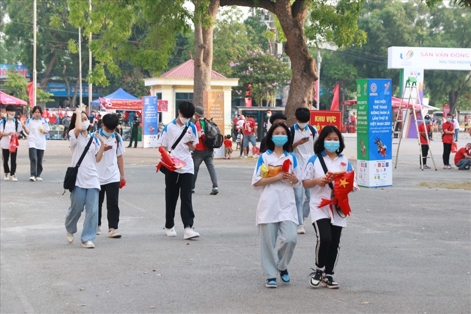 Các học sinh của trường THPT Vũ Thê Lang (Việt Trì, Phú Thọ) đi bán cờ nhận dịp U23 Việt Nam thi đấu tại SEA Games 31. Theo một học sinh chia sẻ, đây là hoạt động ngoại khóa của trường, nhằm giúp các học sinh có thêm sự tin và các kỹ năng mềm. Ảnh: M.Đ