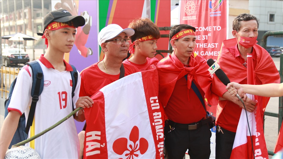 Những cổ động viên vượt đường xa từ Hải Phòng đến Việt Trì (Phú Thọ) để cổ vũ U23 Việt Nam. Ảnh: Minh Đức