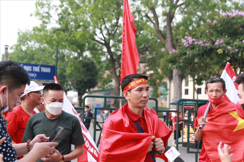 Những cổ động viên vượt đường xa từ Hải Phòng đến Việt Trì (Phú Thọ) để cổ vũ U23 Việt Nam. Ảnh: Minh Đức