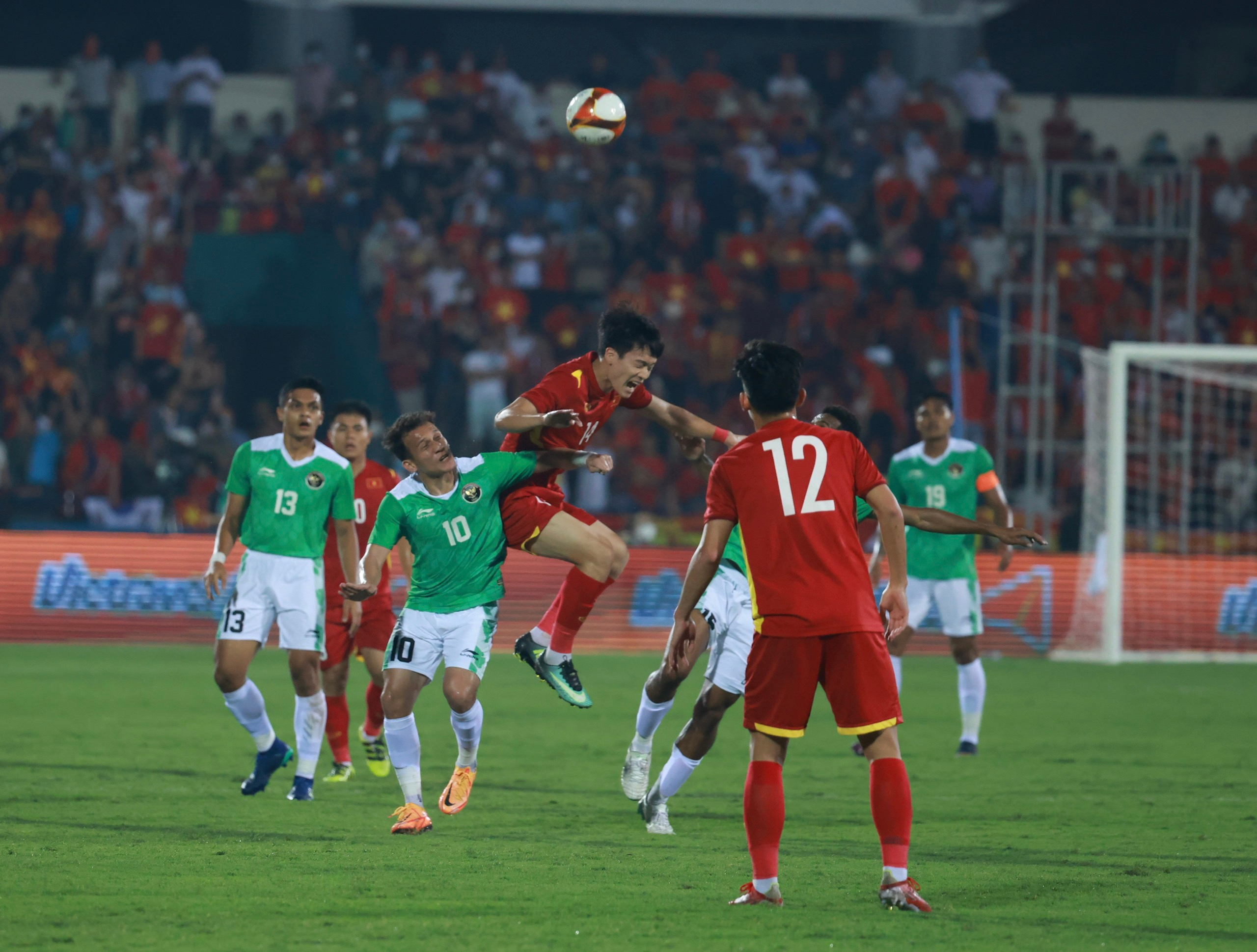 Phút 18: Hoàng Đức dứt điểm nguy hiểm. Số 14 của U23 Việt Nam đột phá từ giữa sân vượt qua 3 hậu vệ Indonesia rồi dứt điểm đưa bóng đi chệch cột dọc.