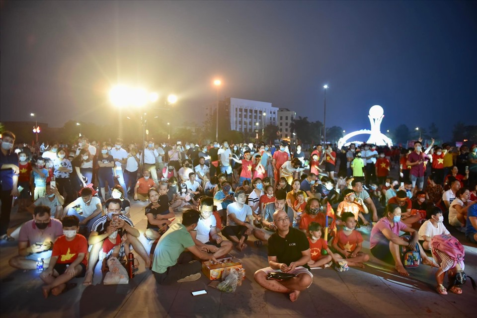 Không mua được vé vào sân, hàng nghìn khán giả vẫn có mặt ở quảng trường bên ngoài sân Việt Trì cổ vũ U23 Việt Nam qua màn hình lớn. Ảnh: Minh Hiếu