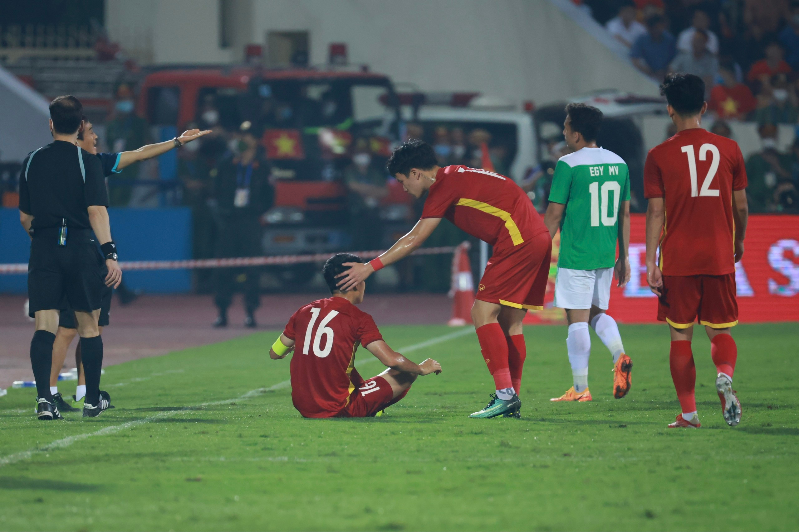 Cầu thủ U23 Việt Nam liên tục bị phạm lỗi. Ảnh: Hải Nguyễn