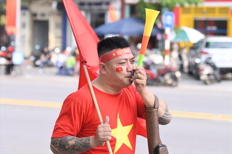 Khán giả bắt đầu đến sân Việt Trì chuẩn bị “tiếp lửa” cho U23 Việt Nam. Ảnh: Minh Hiếu