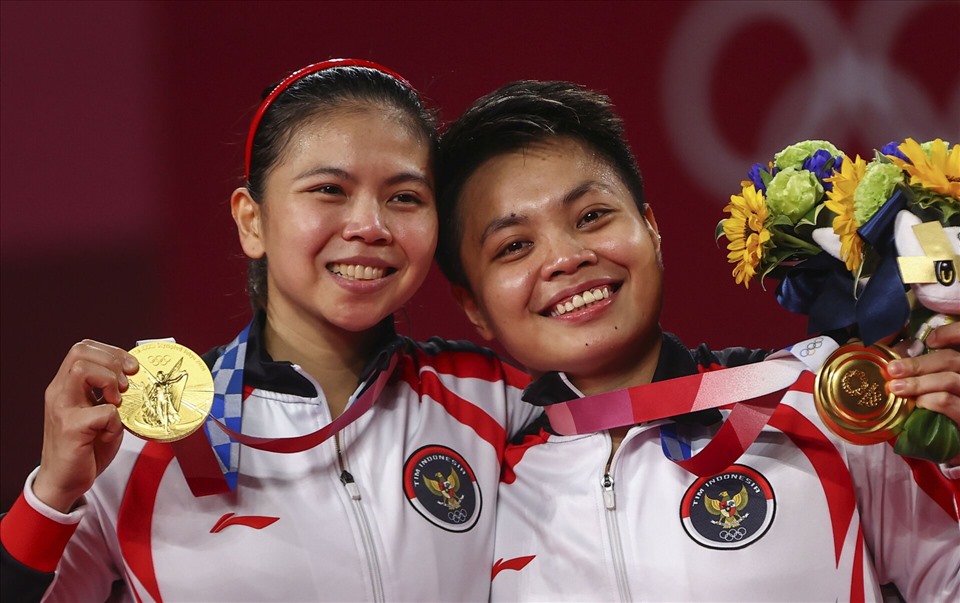 Greysia Polii và Apriyani Rahayu giành huy chương vàng lịch sử của đôi nữ Indonesia. Ảnh: Reuters.