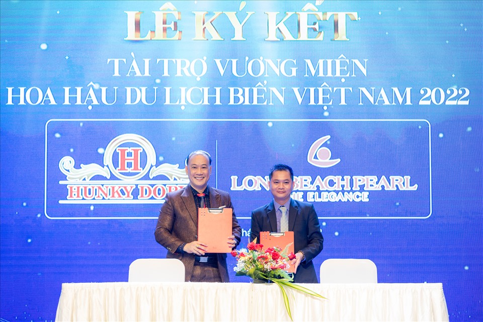 Đại diện ban tổ chức cuộc thi và đơn vị thiết kế ký kết thỏa thuận về vương miệng hoa hậu du lịch biển Việt Nam với cảm hứng từ ngọc trai- món quà của biển.