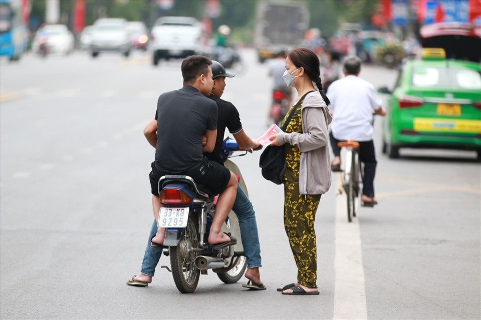 he vé có xu hướng bán tháo vé trận U23 Việt Nam - U23 Indonesia. Vé đang chỉ có giá gấp đôi giá niêm yết, đã giảm nhiều so với ngày hôm qua (cao gấp 4 lần). Thậm chí, đã có phe vé tính đến việc bán như giá gốc để thu hồi vốn. Ảnh: M.Đ