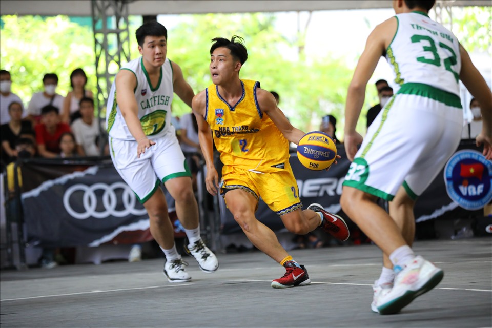 Nha Trang Dolphins (áo vàng) thi đấu ấn tượng ở hạng U20. Ảnh: VBA