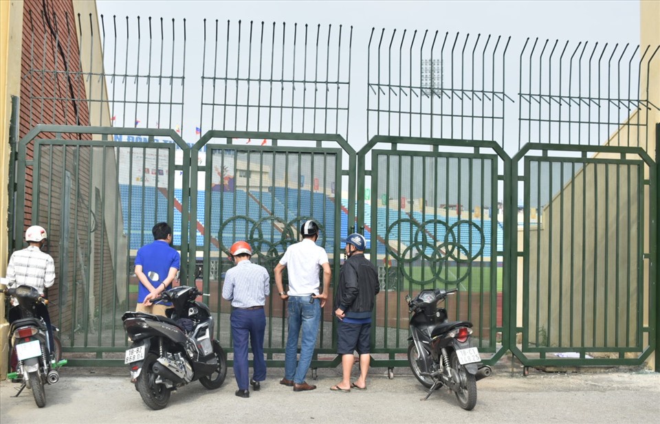 Dù mới chỉ là buổi diễn tập tổng duyệt, thế nhưng có khá đông người hâm mộ bóng đá Nam Định đã theo dõi sự kiện từ phía ngoài cổng phụ sân vận động Thiên Trường. Ảnh: T.D