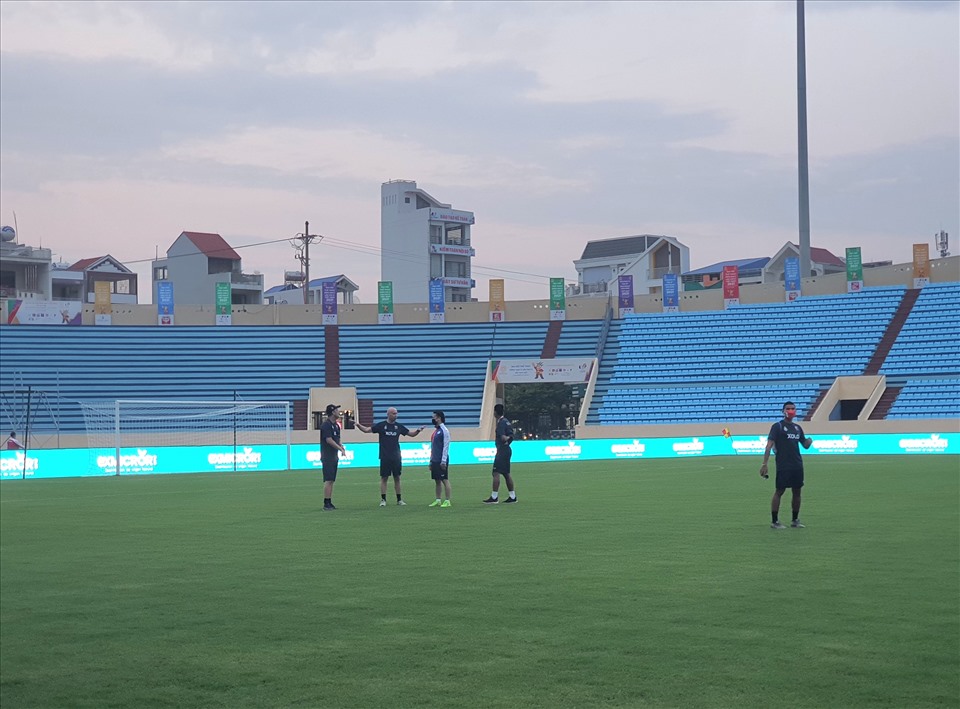 Chỉ một số thành viên trong ban huấn luyện U23 Thái Lan đến tham quan sân Thiên Trường. Ảnh: T.D
