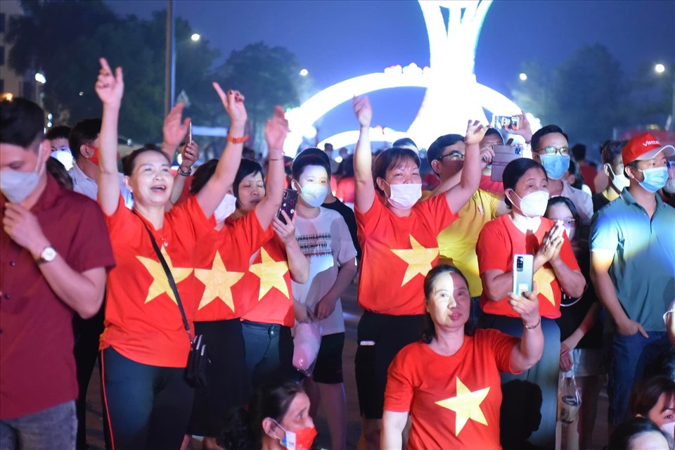 Nhiều người chọn trang phục cờ đỏ sao vàng cổ vũ U23 Việt Nam đá trận khai màn SEA Games 31 trên sân nhà.