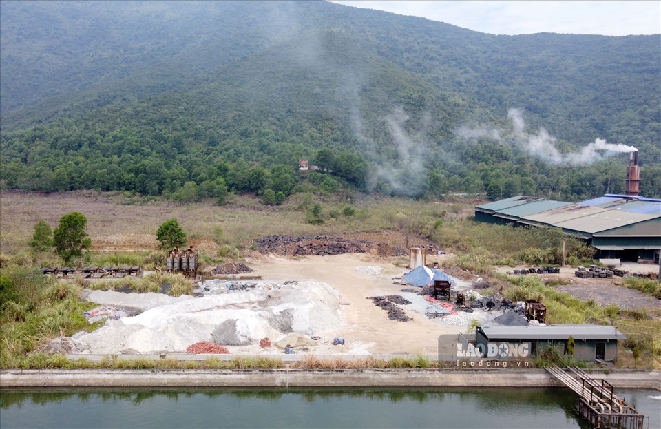 Ống khói và khu bãi thải của nhà máy tại xã Vân Sơn.
