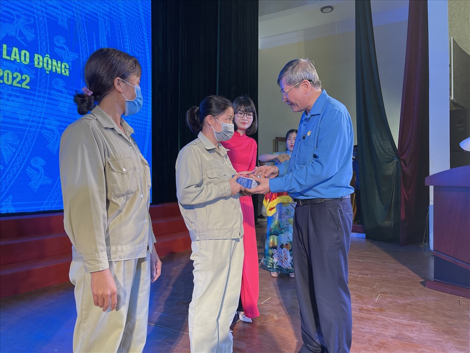 Phó Chủ tịch Thường trực Tổng LĐLĐVN Trần Thanh Hải tặng khẩu trang chống bụi mịn cho công nhân. Ảnh: Hà Anh
