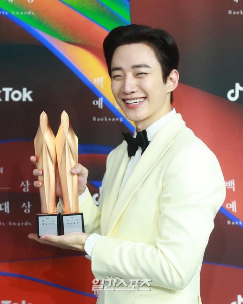Lee Jun Ho trở thành nam thần tượng đầu tiên giành giải thưởng Baeksang nam chính phim truyền hình xuất sắc nhất